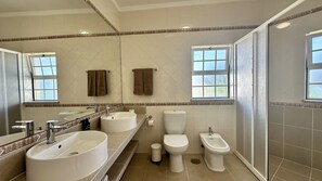 Dusche, Haartrockner, Seife, Shampoo