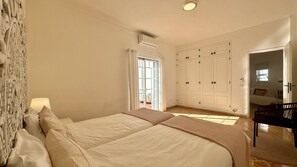 3 chambres, bureau, fer et planche à repasser, accès au Wi-Fi (inclus)