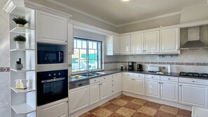 Fridge, microwave, oven, stovetop - Abby by Check-in Portugal (Albufeira)