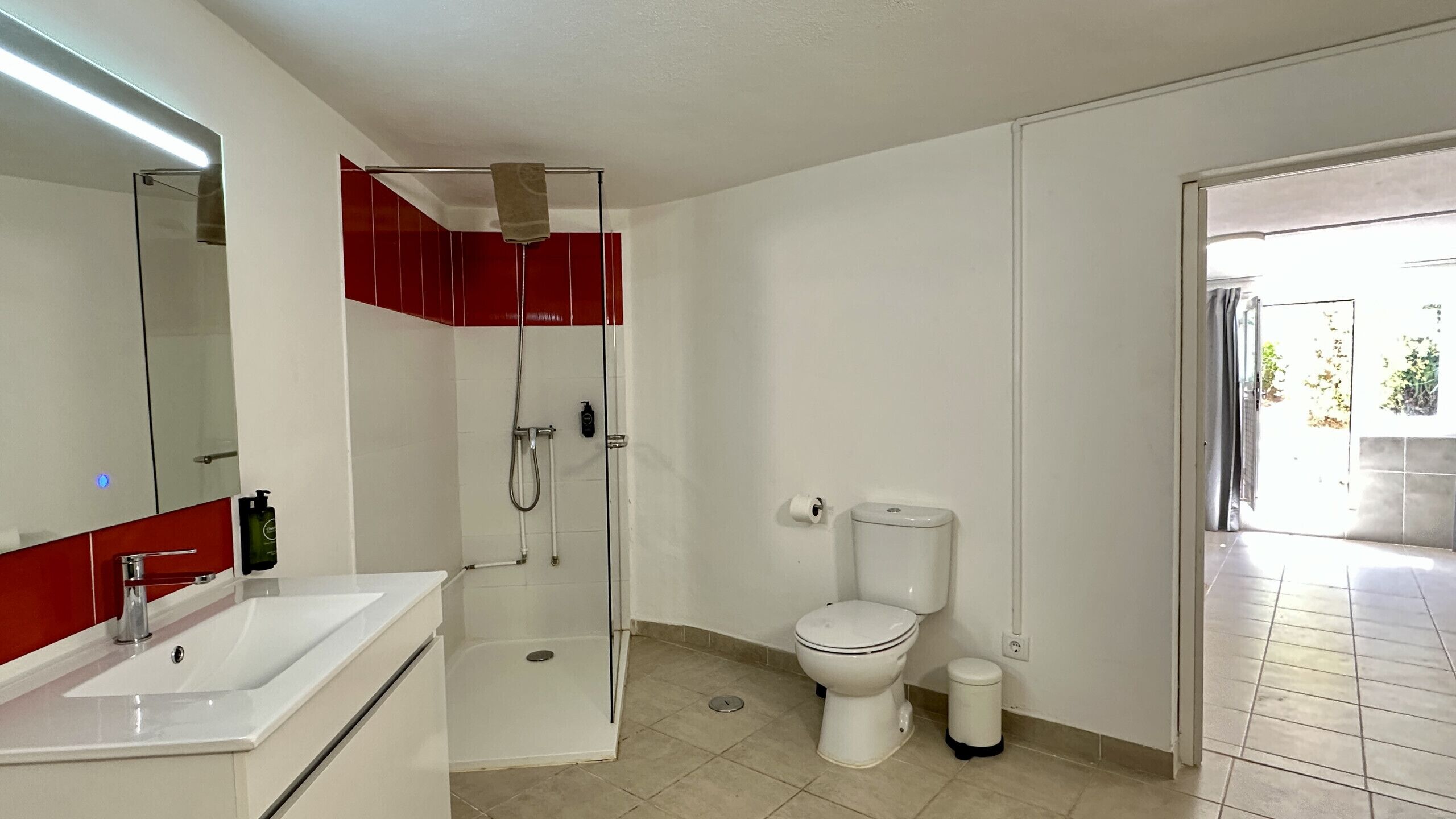 Douche, sèche-cheveux, savon, shampoing