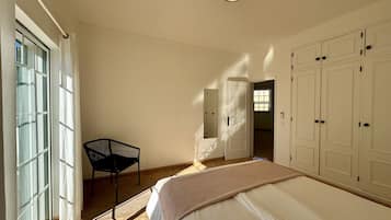 4 bedrooms, desk, iron/ironing board, WiFi (free)