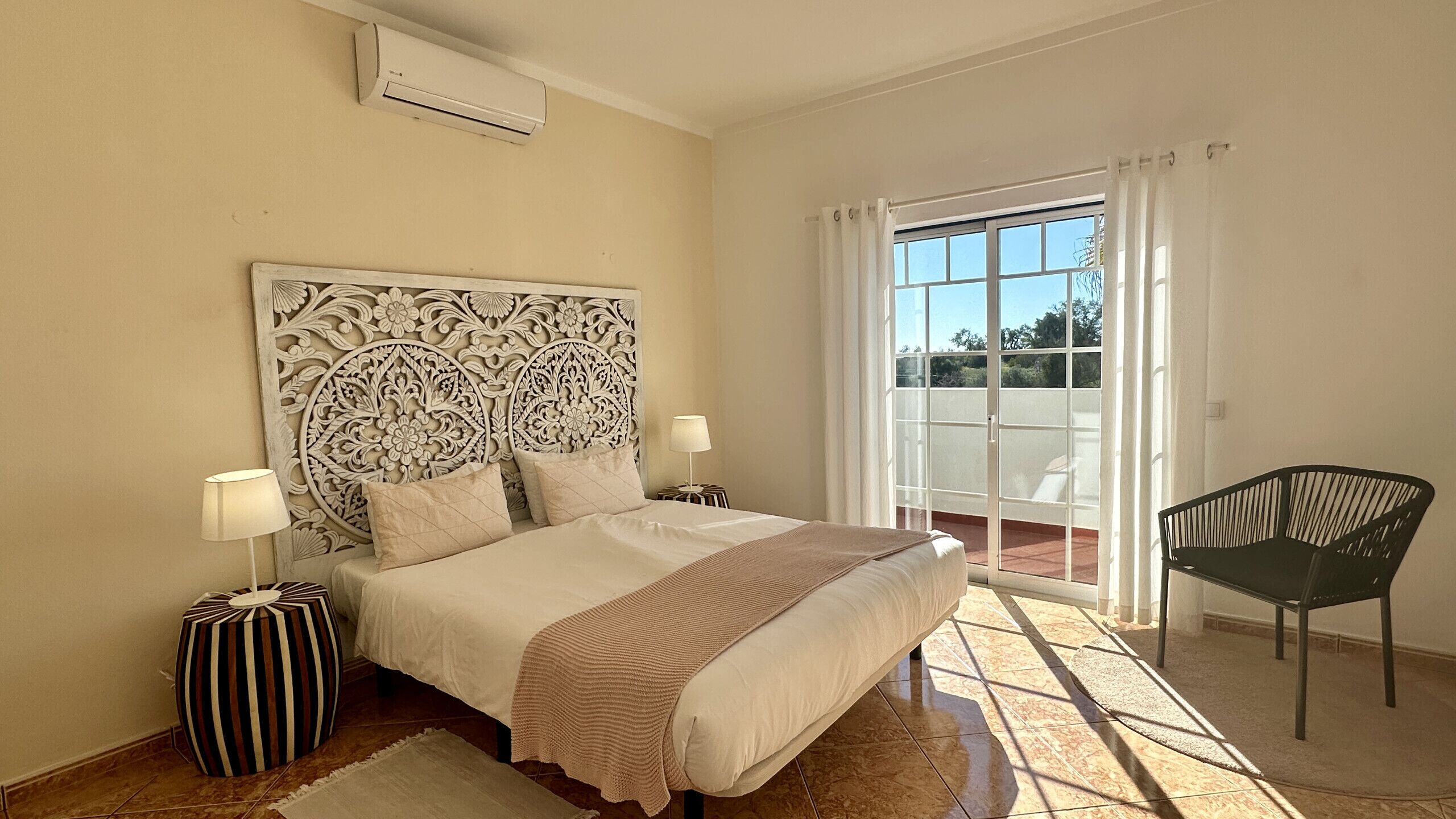 3 habitaciones, escritorio y tabla de planchar con plancha 