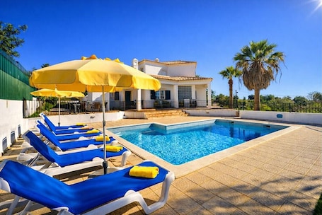 Pool. Abby by Check-in Portugal