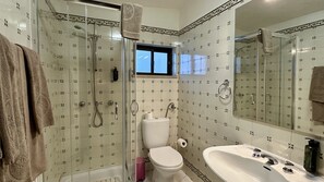 Douche, séchoir à cheveux, savon, shampooing