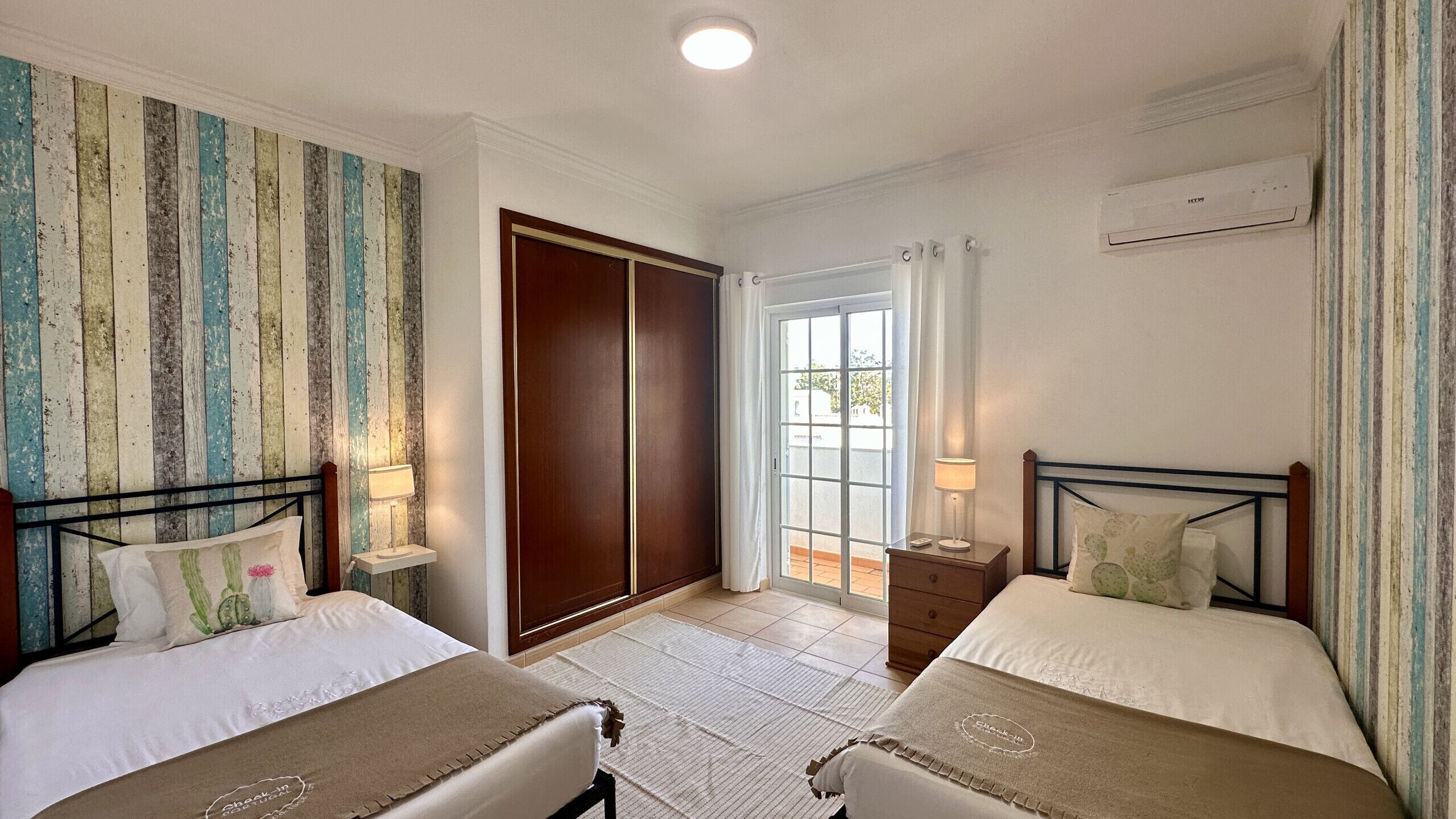 3 chambres, fer et planche à repasser