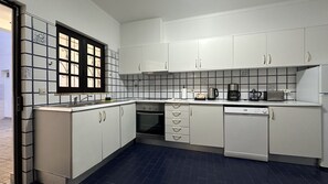 Køleskab, mikrobølgeovn, ovn, kogeplade