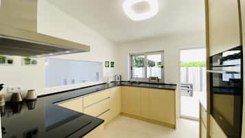 Kjøleskap, ovn, oppvaskmaskin og kaffetrakter/tekoker