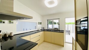 Fridge, oven, dishwasher, coffee/tea maker - Moderna by Check-in Portugal (Quarteira)