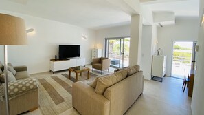 TV - Moderna by Check-in Portugal (Quarteira)