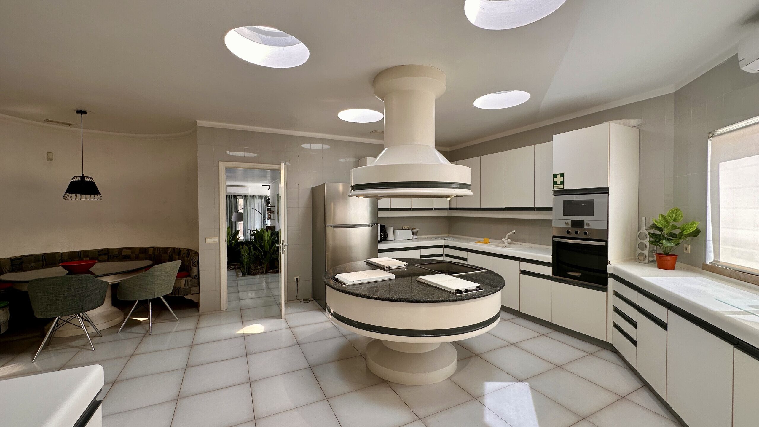 Kjøleskap, mikrobølgeovn, ovn og oppvaskmaskin