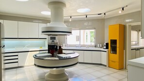 Een koelkast, een microgolfoven, een oven, een vaatwasser