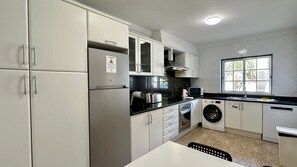 Coffee/tea maker, fridge, microwave, oven