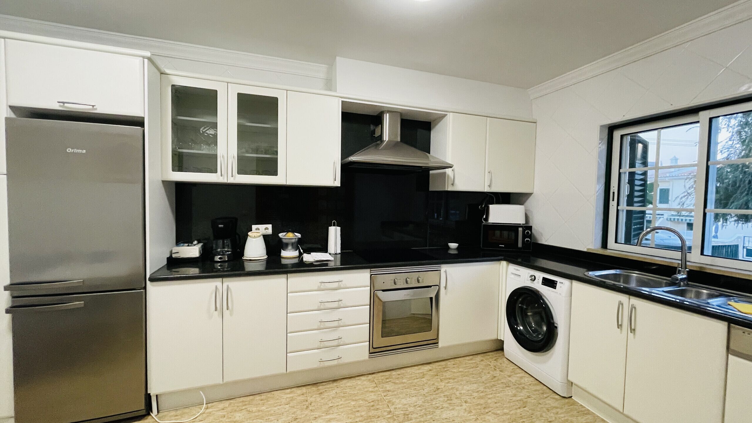 Refrigerador, microondas, horno y lavavajillas 