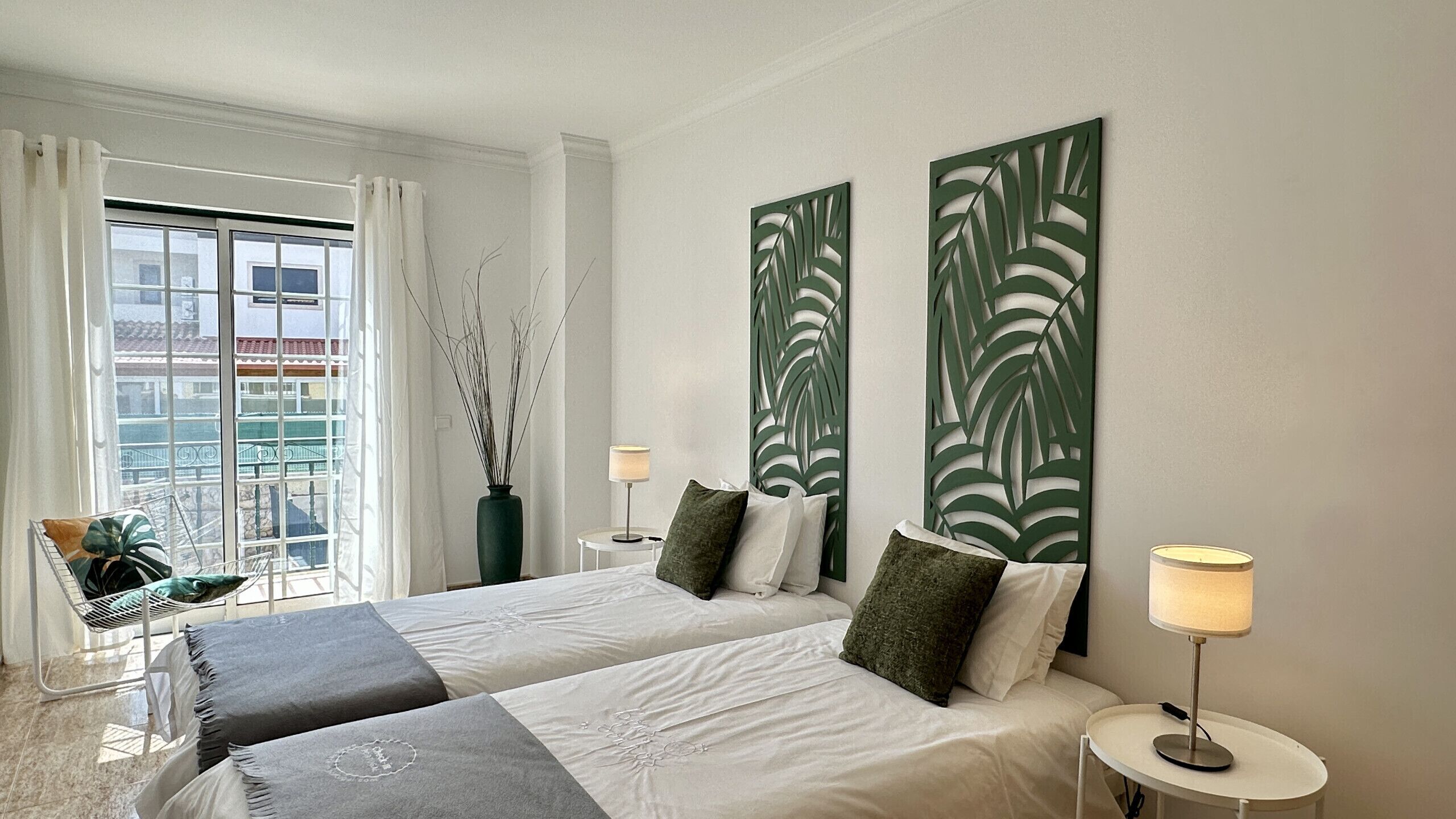 3 habitaciones y tabla de planchar con plancha 