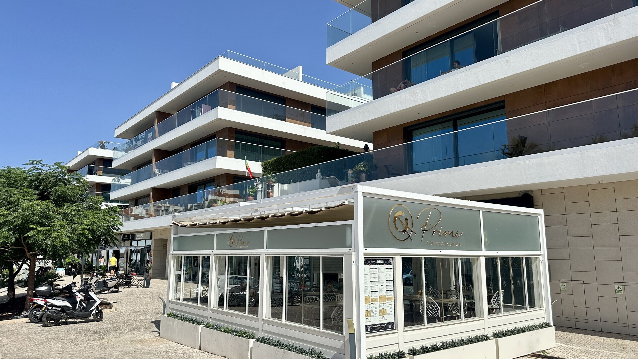 Een meerlaags gebouw met restaurant 'Q Prime' op de begane grond.