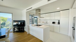 Kühlschrank, Mikrowelle, Ofen, Geschirrspüler