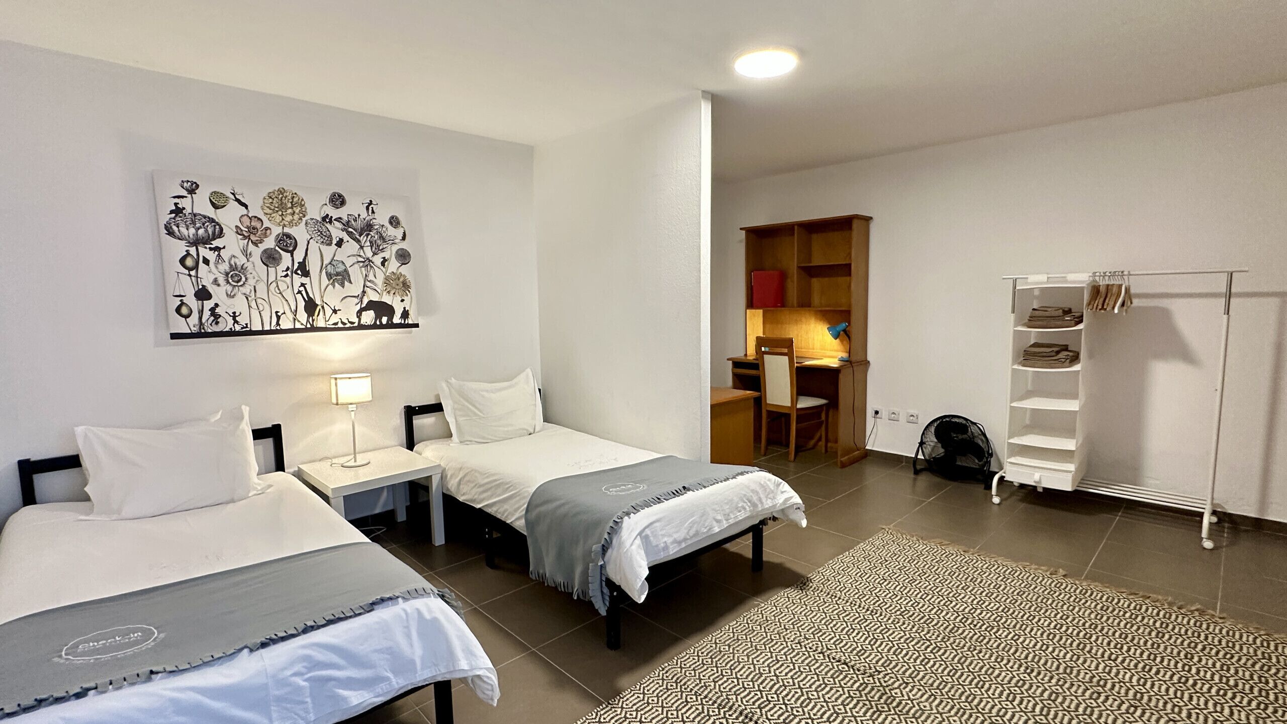 5 chambres, bureau, fer et planche à repasser