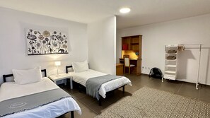 5 chambres, bureau, fer et planche à repasser