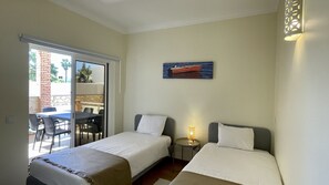 1 chambre, fer et planche à repasser