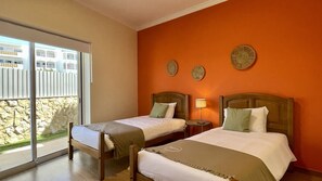 2 chambres, fer et planche Ă repasser