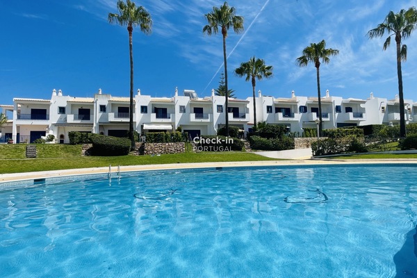 House for 6 people in Albufeira with access to a pool, 2 bedrooms, fully equipped, located near several beaches