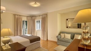 4 Schlafzimmer, Bügeleisen/Bügelbrett