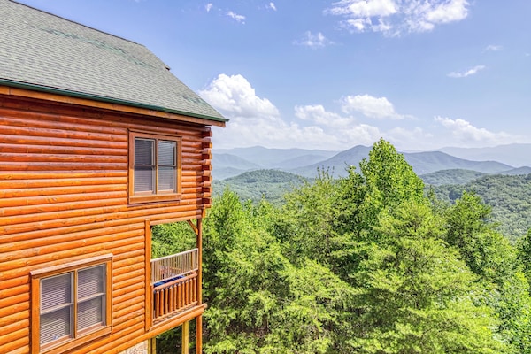 Pigeon Forge Cabin with a View "Bear's View" - Amazing mountain views