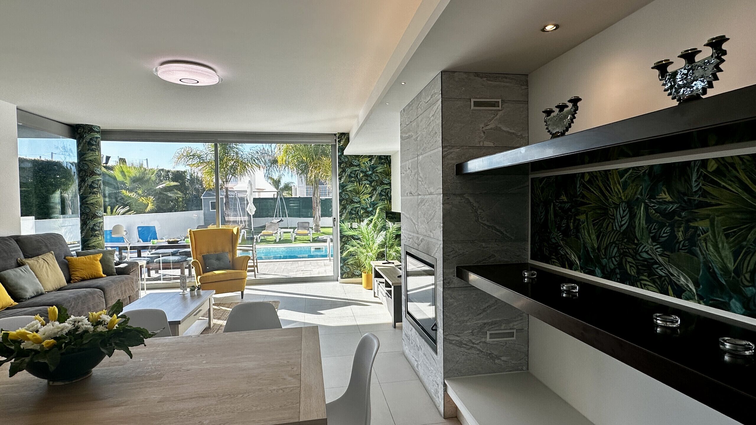 Télévision, cheminée