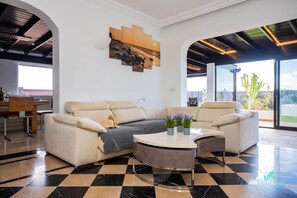 TV - stunning 3-bedroom villa on the tip of Lanzarote’s southern coastline (Playa Blanca)