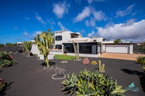 Exterior - stunning 3-bedroom villa on the tip of Lanzarote’s southern coastline (Playa Blanca)