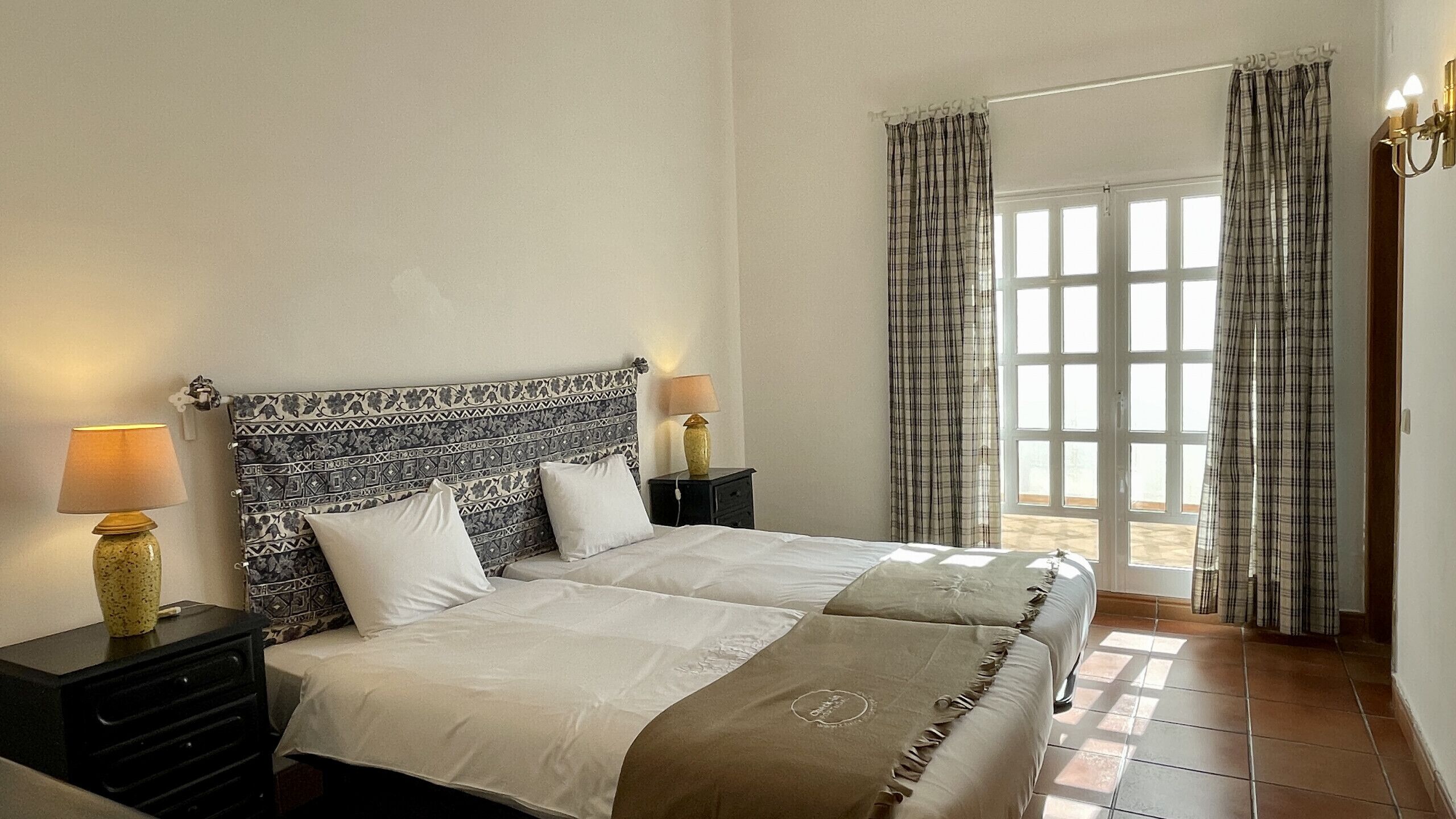 6 Schlafzimmer, Bügeleisen/Bügelbrett