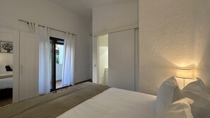 4 عدّة غرف نوم ومكواة/لوح كي