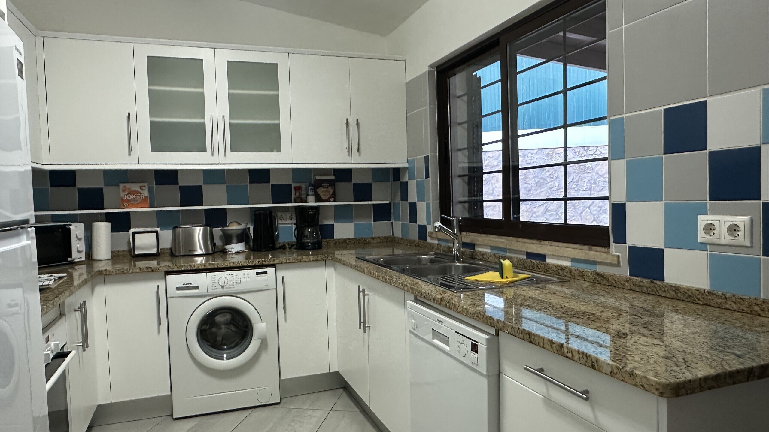 Frigorífico, microondas, horno y lavavajillas