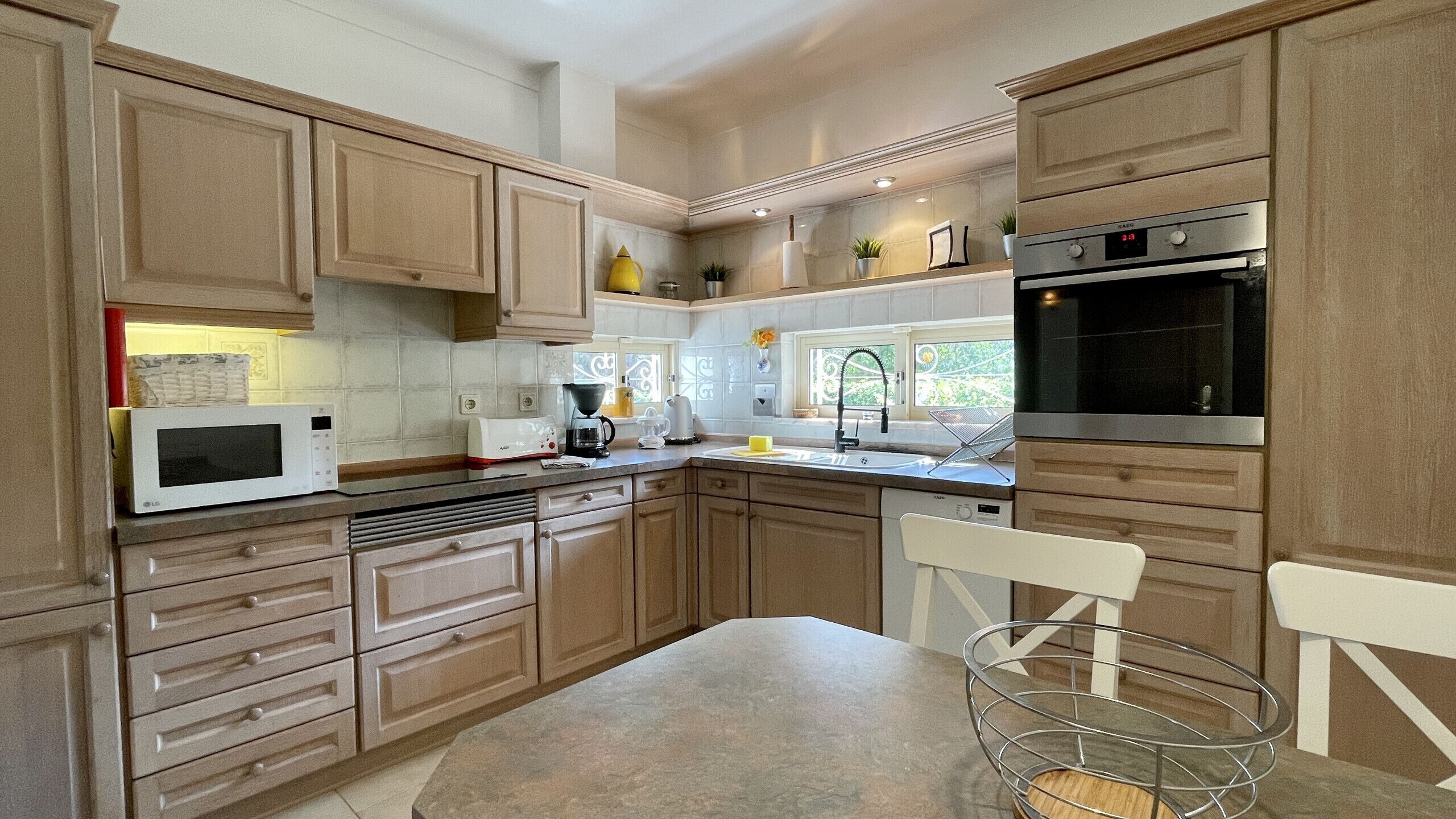 Jääkaappi, uuni, astianpesukone, kahvin-/teenkeitin