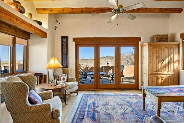 TV, fireplace, books, offices - Walk to Canyon Rd | Mountain Views | Great Outdoor Space | 2 Masters (Santa Fe)