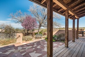 Terrace/patio - Walk to Canyon Rd | Mountain Views | Great Outdoor Space | 2 Masters (Santa Fe)