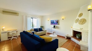 TV - Neridas Villa by Check-in Portugal (Quarteira)