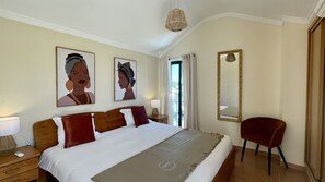 2 habitaciones y tabla de planchar con plancha