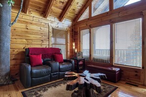 Een televisie en een open haard