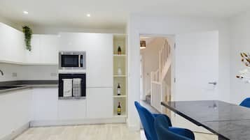 House | Private kitchen | Fridge, microwave, oven, stovetop