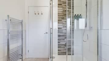 House | Bathroom | Separate bathtub and shower, deep-soaking bathtub, hair dryer, towels