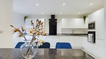House | Private kitchen | Fridge, microwave, oven, stovetop