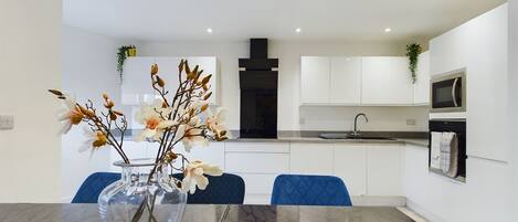 Refrigerador, microondas, horno, placa de cocina