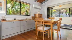 Dining - Montezuma - flat walk to Elizabeth Beach + Air Con (Elizabeth Beach)