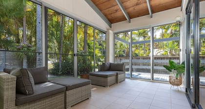 Montezuma - flat walk to Elizabeth Beach + Air Con