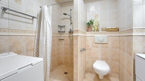 Appartement (405) | Salle de bain | Douche, serviettes fournies