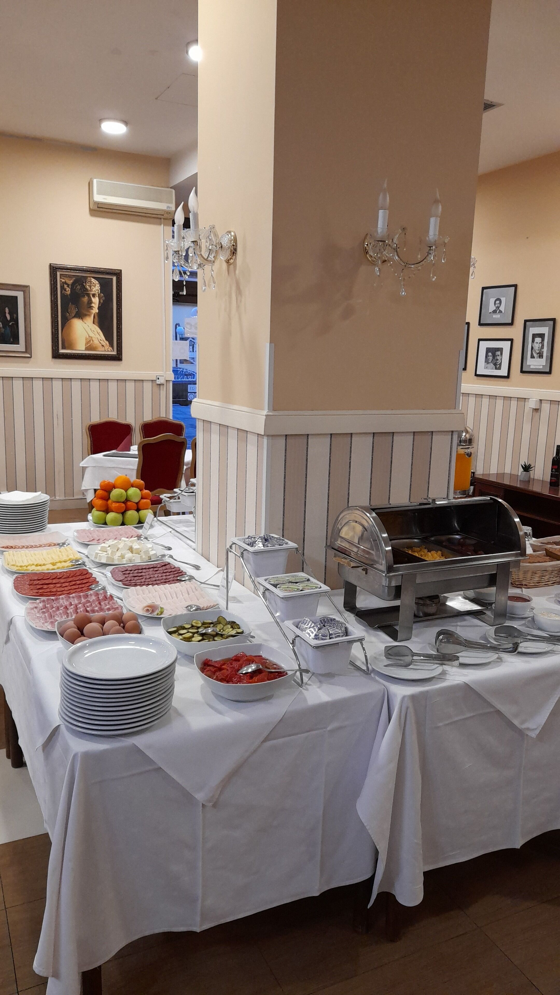 Una mesa de buffet con diferentes opciones de comida y una estación de parrilla.
