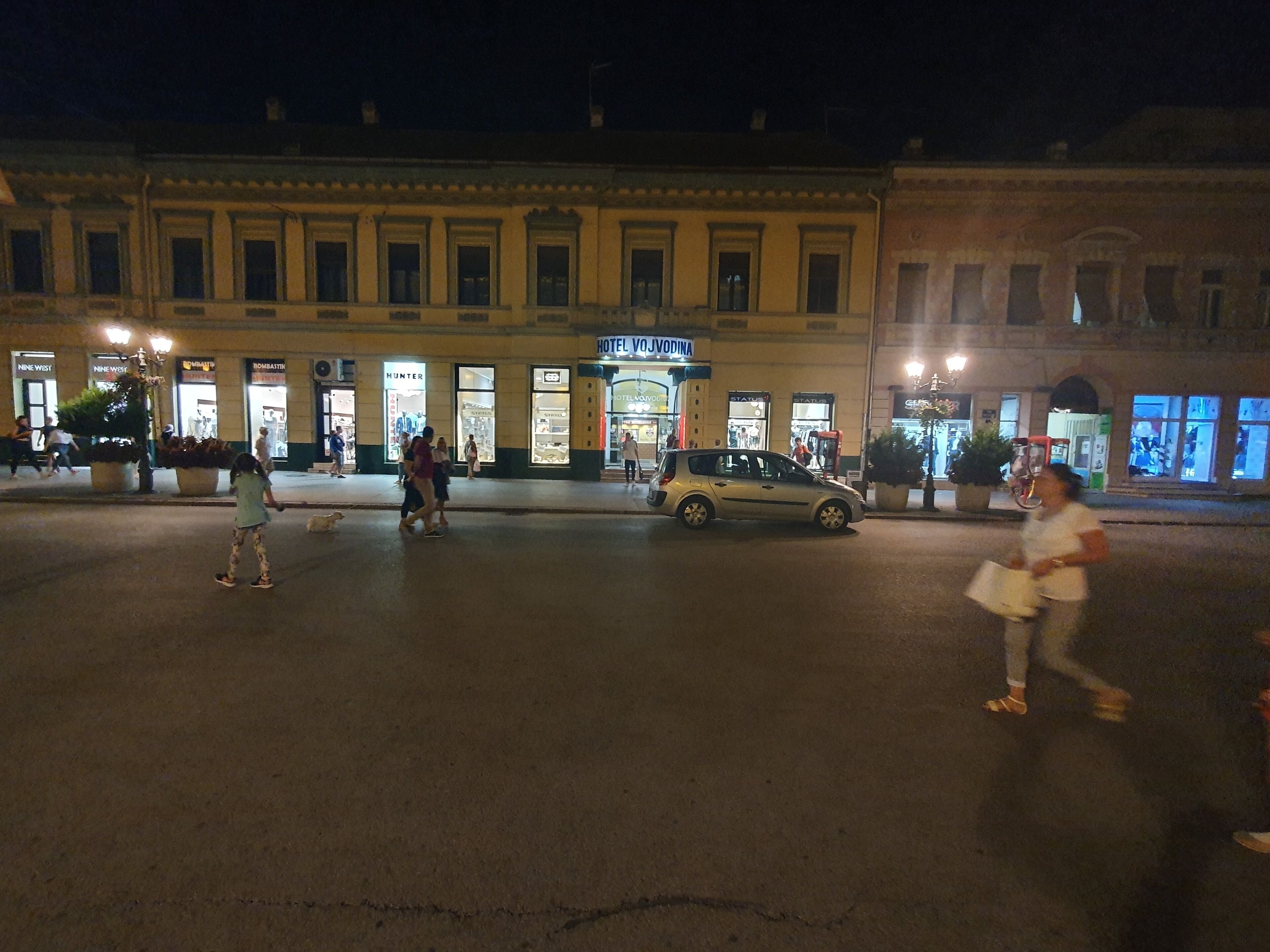 A building with a sign that reads "HOTEL VIOJODINA".