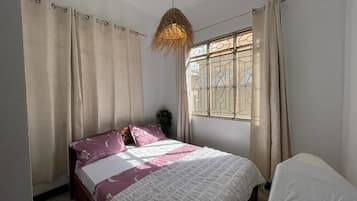 1 habitación y tabla de planchar con plancha