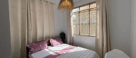 1 habitación y tabla de planchar con plancha